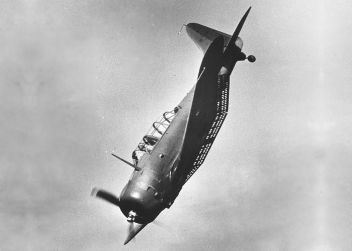Douglas A-24 Banshee (SBD Dauntless) im Sturzflug mit ausgefahrenen Sturzflugbremsen