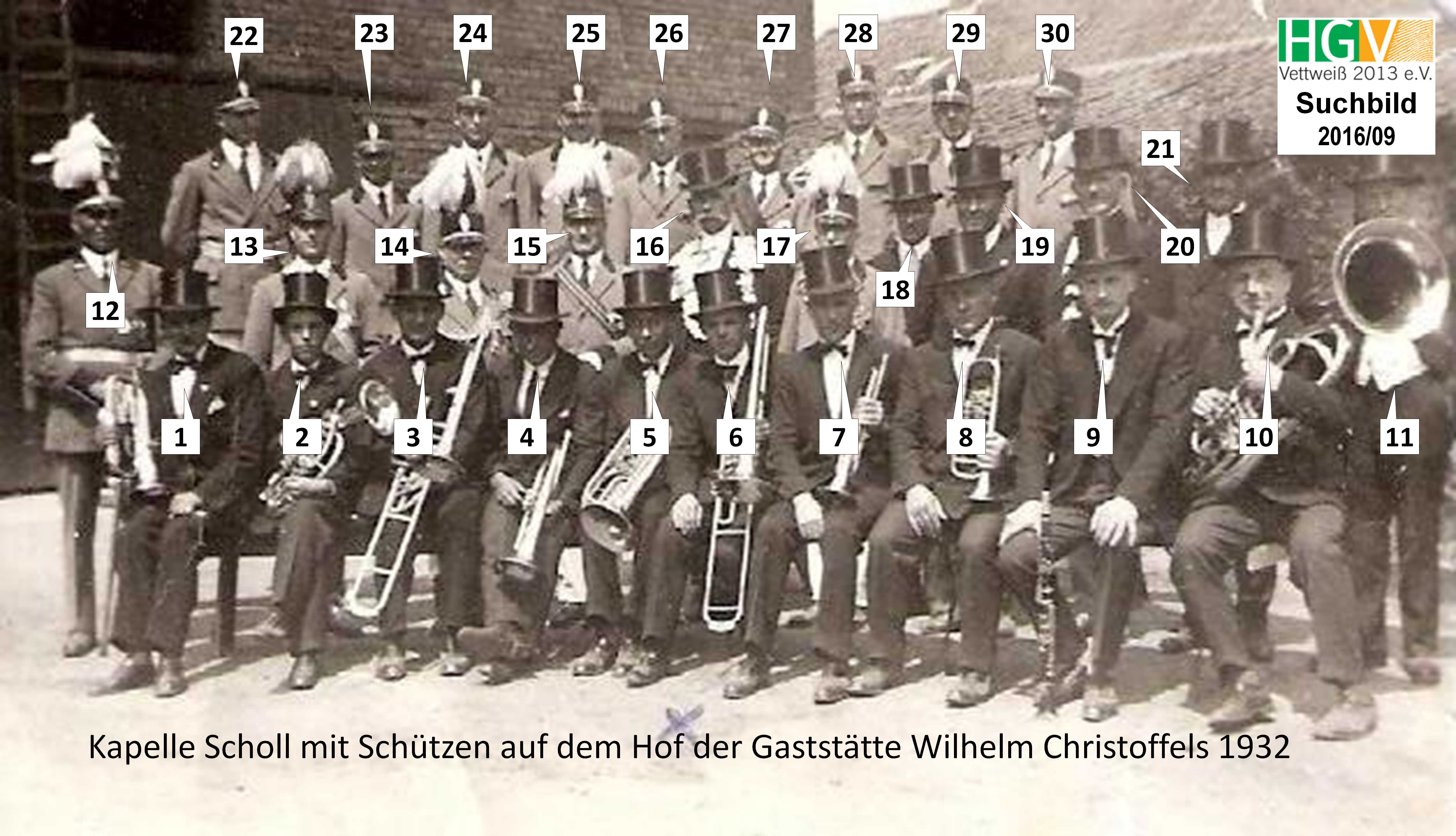 Kapelle Scholl mit Schützen auf dem Hof der Gaststätte Wilhelm Christoffels 1932